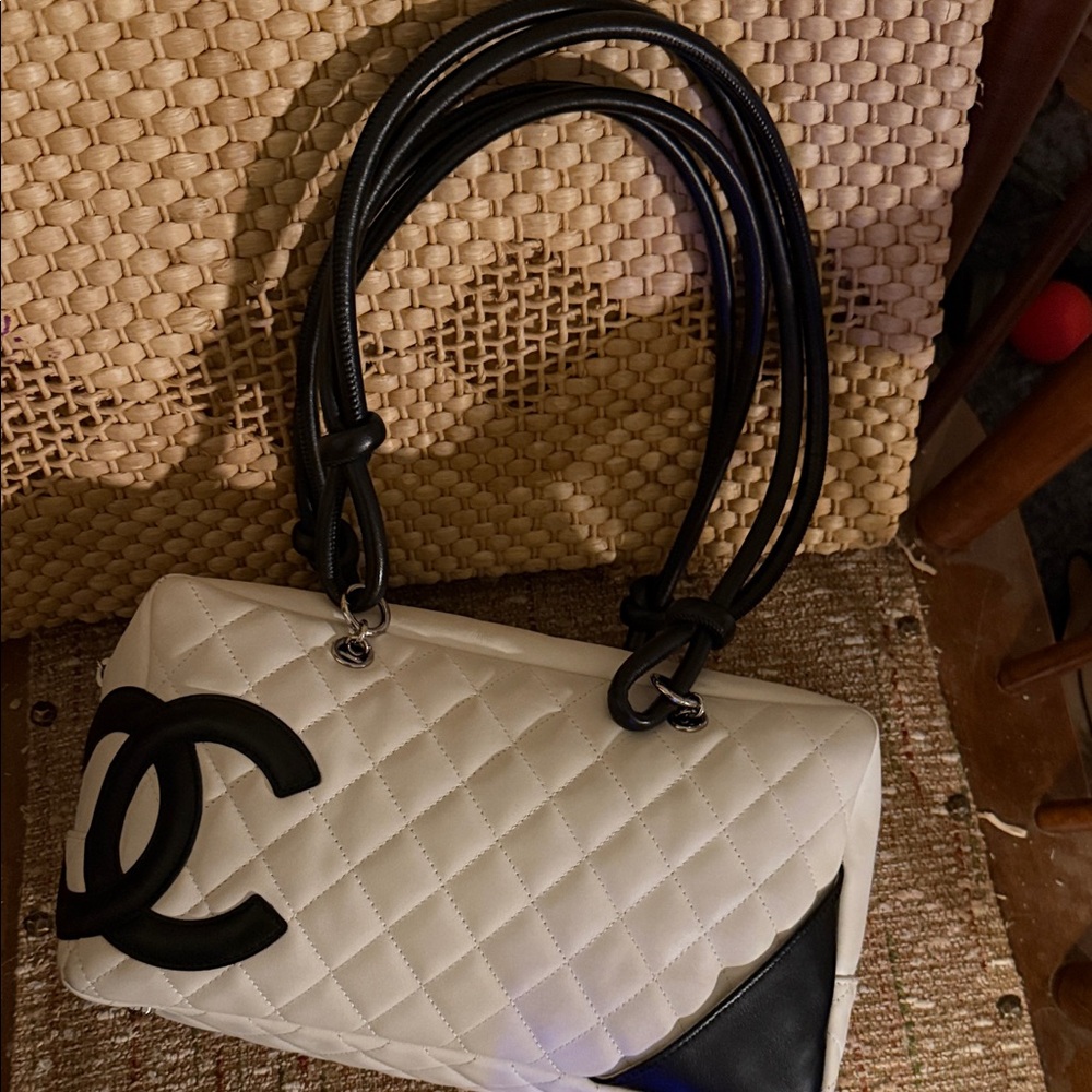CHANEL White Quilted Shoulder Bag with Black Trim